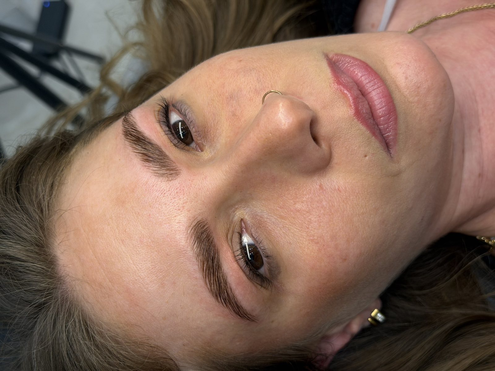 Brow Lift — διαμορφωμένα φρύδια κοντινό