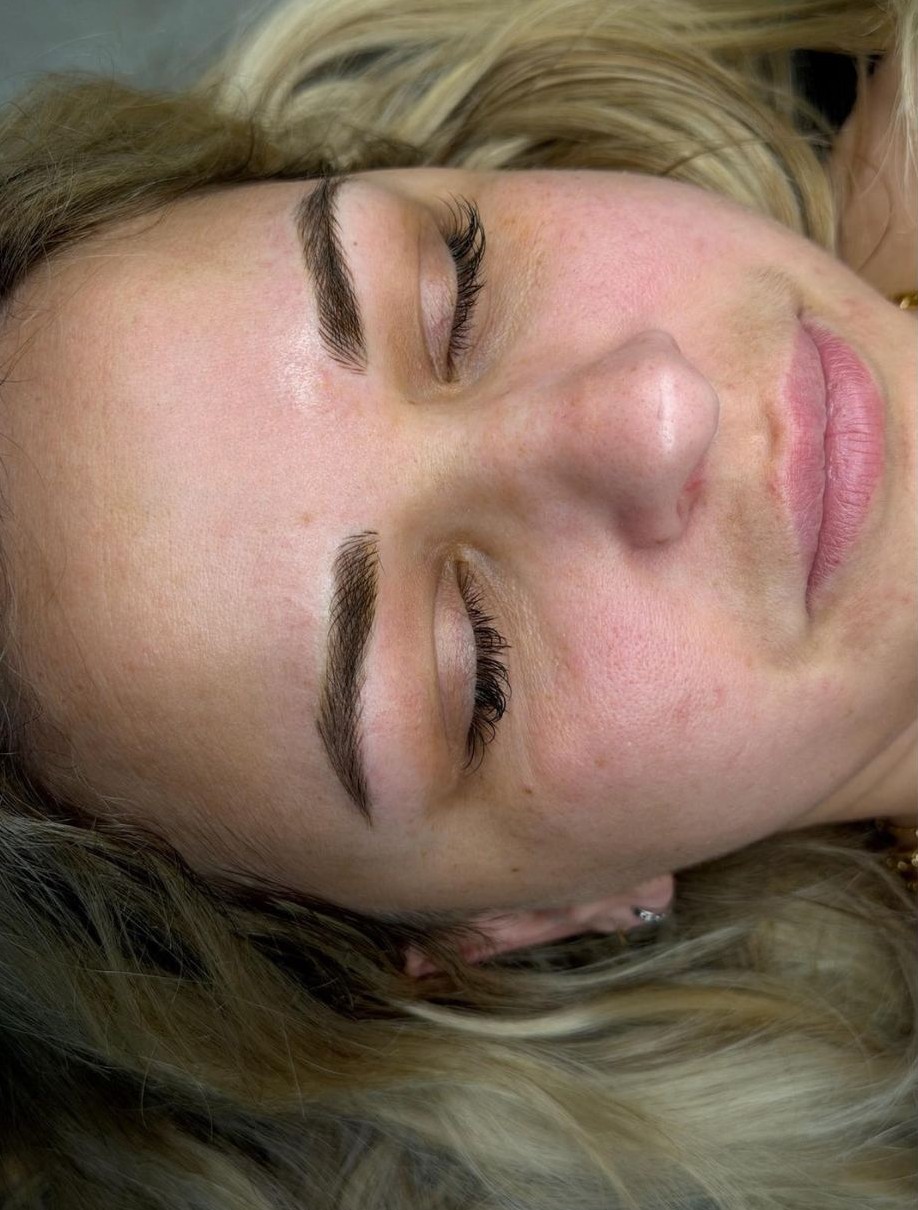 Microblading φρυδιών — φυσικό αποτέλεσμα