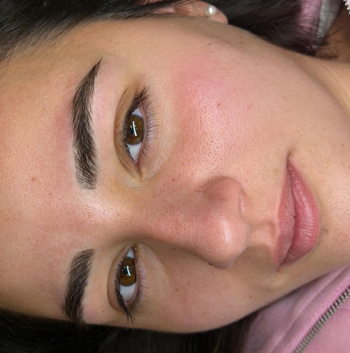 Microblading φρυδιών — λεπτομέρεια τρίχας